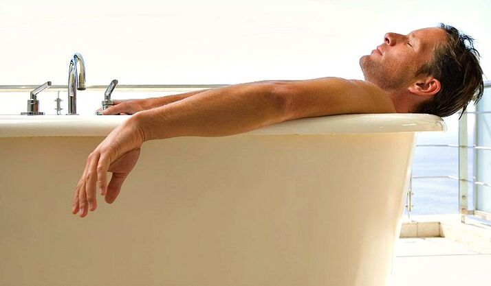Un homme prend une salle de bain avec du soda