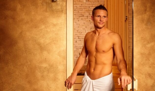 Homme dans les bains publics avant l’agrandissement du pénis