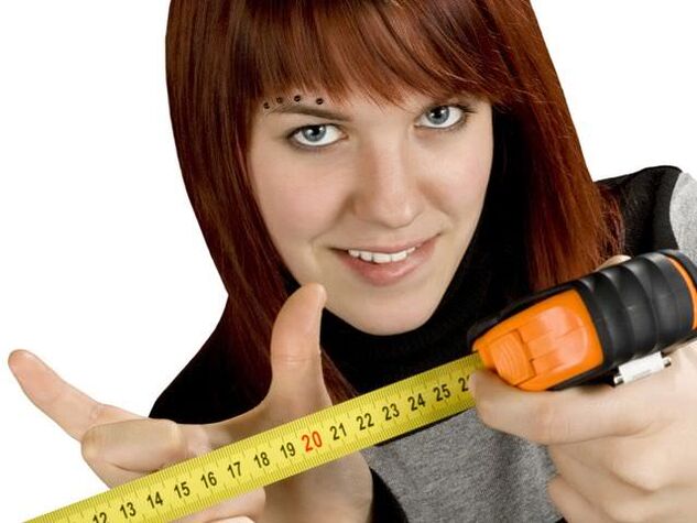 Une fille montre à un petit pénis comment l'agrandir